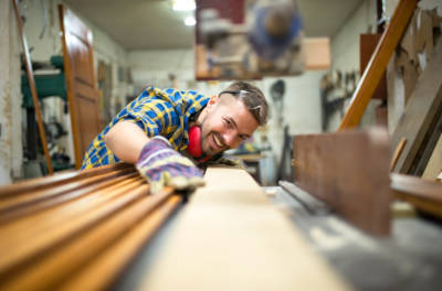 woodworker using a table saw